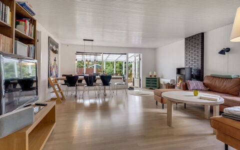 Anina - 300M from the Sea: Meubilair, Interieur Ontwerp, Flooring, Verdieping, Muur, Bankstel, Hout, Plafond, Woonkamer, Kamer