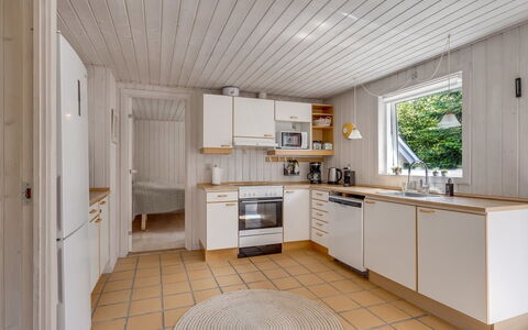 Anina - 300M from the Sea: Flooring, Hout, Verdieping, Interieur Ontwerp, Plafond, Keuken, Houten Vloer, Countertop, Major Appliance, Huis