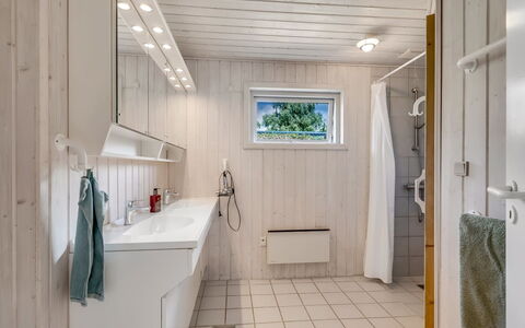 Anina - 300M from the Sea: Flooring, Hout, Loodgieterswerkinrichting, Verdieping, Interieur Ontwerp, Plafond, Wastafel, Kraan, Loodgieter, Badkamer