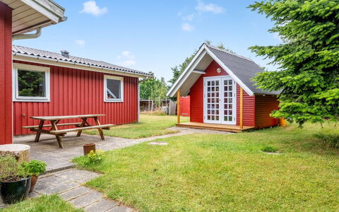 Anina - 300M from the Sea: Verblijf, Gazon, Werf, Tuin, Siding, Landscaping, Schaduw, Landgoed, Garden Gebouwen, Backyard