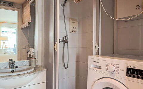 Xaloc: Interieur Ontwerp, Flooring, Loodgieterswerkinrichting, Verdieping, Wasmachine, Wastafel, Badkamer, Kamer, Kraan, Loodgieter