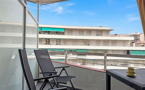 Xaloc: Appartement, Verdieping, Samengesteld Materiaal, Balkon, Condominium, Commercieel Gebouw, Glas, Schaduw, Daylighting, Stoel