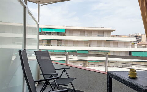 Xaloc: Appartement, Balkon, Verdieping, Samengesteld Materiaal, Condominium, Commercieel Gebouw, Glas, Schaduw, Stoel, Daylighting