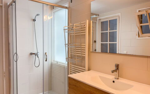Clara: Badkamer, Loodgieterswerkinrichting, Flooring, Verdieping, Interieur Ontwerp, Hout, Wastafel, Kraan, Loodgieter, Kamer