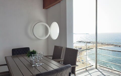 Clara: Meubilair, Verdieping, Zee, Glas, Oceaan, Stoel, Schaduw, Keuken En Eettafel, Balkon, Koffietafel