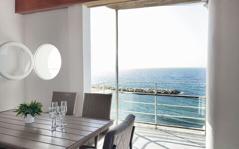 Clara: Meubilair, Verdieping, Interieur Ontwerp, Zee, Tafel, Flooring, Stoel, Oceaan, Glas, Keuken En Eettafel