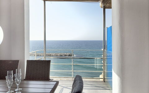 Clara: Meubilair, Verdieping, Flooring, Stoel, Zee, Interieur Ontwerp, Tafel, Oceaan, Glas, Schaduw