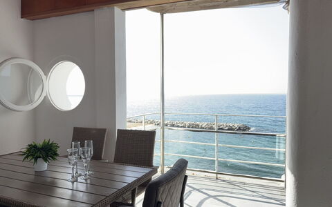 Clara: Meubilair, Zee, Verdieping, Flooring, Tafel, Oceaan, Stoel, Glas, Schaduw, Kust