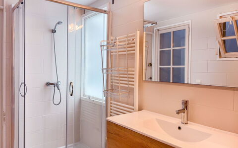 Clara: Badkamer, Loodgieterswerkinrichting, Flooring, Verdieping, Interieur Ontwerp, Kraan, Wastafel, Loodgieter, Kamer, Wastafel In De Badkamer