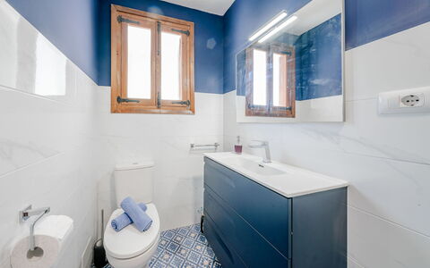 Can Nura: Blauw, Flooring, Verdieping, Loodgieterswerkinrichting, Badkamer, Badkamerkast, Tegel, Toilet, Loodgieter, Kraan