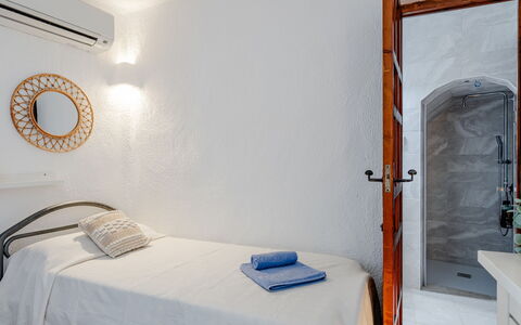 Can Nura: Bed, Slaapkamer, Muur, Bedding, Laken, Interieur Ontwerp, Verdieping, Meubilair, Plafond, Flooring
