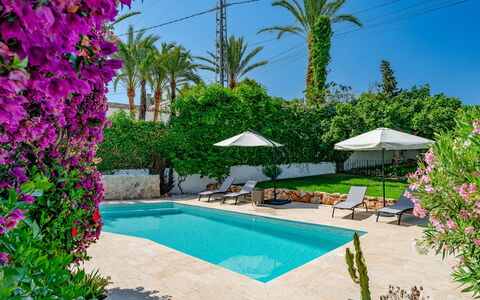 Can Nura: Blauw, Zwembad, Toevlucht, Eco Hotel, Buitenmeubels, Schaduw, Tuin, Landscaping, Hacienda