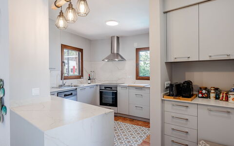 Can Nura: Flooring, Keuken, Countertop, Interieur Ontwerp, Cabinetry, Meubilair, Verdieping, Hout, Toestel Van De Keuken, Plafond