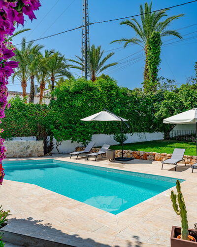 Can Nura: Blauw, Zwembad, Toevlucht, Eco Hotel, Buitenmeubels, Schaduw, Tuin, Landscaping, Hacienda