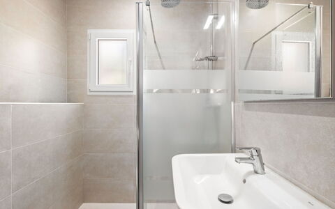 Pueblo de la Luz: Badkamer, Loodgieterswerkinrichting, Flooring, Interieur Ontwerp, Verdieping, Loodgieter, Tegel, Wastafel, Huis, Kraan