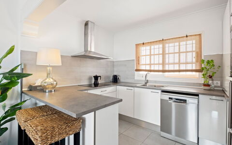 Sol Moraira: Keuken, Countertop, Meubilair, Interieur Ontwerp, Toestel Van De Keuken, Flooring, Cabinetry, Major Appliance, Hout, Plafond