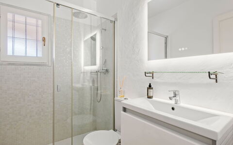 Sol Moraira: Badkamer, Loodgieterswerkinrichting, Muur, Flooring, Interieur Ontwerp, Verdieping, Spiegel, Wastafel, Kraan, Plafond