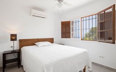 Sol Moraira: Bed, Slaapkamer, Meubilair, Bedding, Interieur Ontwerp, Laken, Verdieping, Hout, Plafond, Flooring