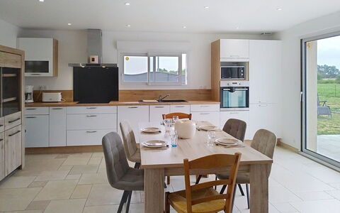 Le Jardin du Calme: Meubilair, Keuken, Flooring, Interieur Ontwerp, Countertop, Verdieping, Cabinetry, Hout, Plafond, Toestel Van De Keuken