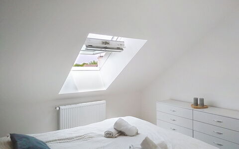 Le Jardin du Calme: Plafond, Interieur Ontwerp, Verlichting, Lichte Inrichting, Slaapkamer, Huis, Meubilair, Kamer, Zolder, Bed