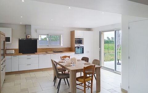 Le Jardin du Calme: Meubilair, Flooring, Interieur Ontwerp, Hout, Verdieping, Keuken, Plafond, Countertop, Cabinetry, Verlichting