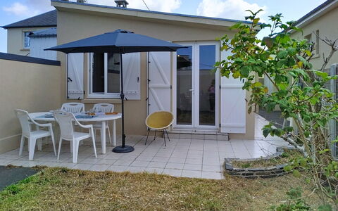 Riviera: Meubilair, Buitenmeubels, Deur, Stoel, Huis, Schaduw, Werf, Tuin, Paraplu, Patio