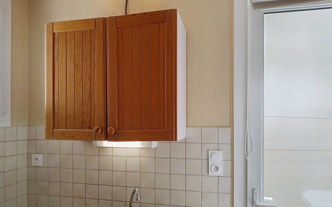 Riviera: Hout, Interieur Ontwerp, Flooring, Kamer, Countertop, Wastafel, Cabinetry, Loodgieterswerkinrichting, Kraan, Gootsteen