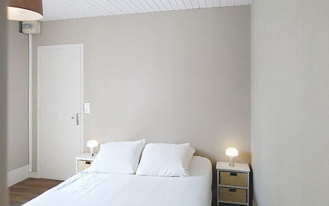 Riviera: Muur, Interieur Ontwerp, Slaapkamer, Meubilair, Verdieping, Hout, Flooring, Bed, Bedding, Textiel