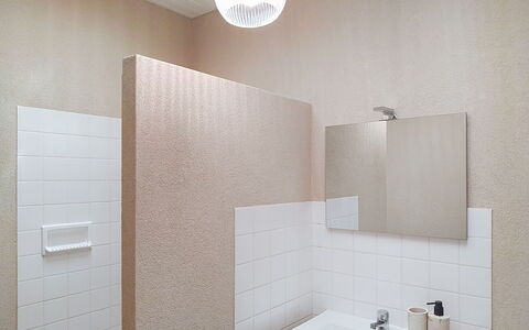 Riviera: Muur, Flooring, Interieur Ontwerp, Verdieping, Loodgieterswerkinrichting, Badkamer, Bruin, Loodgieter, Wastafel, Plafond