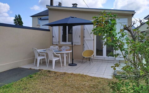 Riviera: Meubilair, Buitenmeubels, Stoel, Huis, Deur, Schaduw, Tuin, Buitentafel, Werf, Backyard