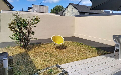 Riviera: Meubilair, Huis, Samengesteld Materiaal, Buitenmeubels, Stoel, Bloempot, Tuin, Backyard, Schaduw, Beton