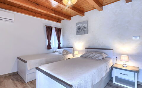Trošti: Huis, Meubilair, Verdieping, Bed, Slaapkamer, Hardwood, Bed Frame, Beits, Hoofdkussen, Hotel