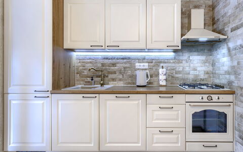 Trošti: Keuken, Cabinetry, Countertop, Toestel Van De Keuken, Major Appliance, Interieur Ontwerp, Huis, Meubilair, Flooring, Wastafel