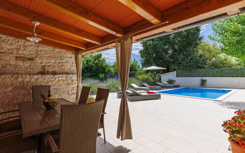 Trošti: Meubilair, Hout, Flooring, Buitenmeubels, Zwembad, Toevlucht, Verdieping, Stoel, Schaduw, Eco Hotel