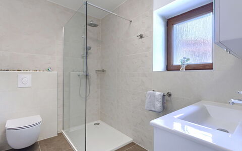 Trošti: Badkamer, Flooring, Loodgieterswerkinrichting, Verdieping, Interieur Ontwerp, Kraan, Loodgieter, Plafond, Tegel, Douche