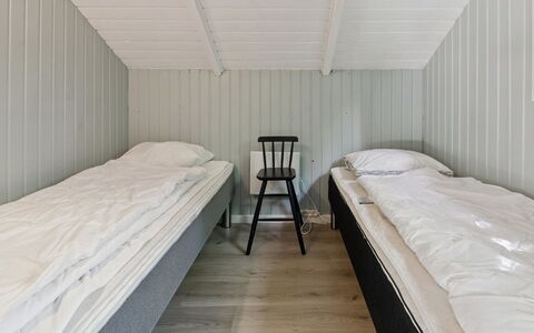 Tenna - 30Km from the Sea: Slaapkamer, Hout, Verdieping, Bed, Flooring, Laken, Bedding, Plafond, Bed Frame, Interieur Ontwerp