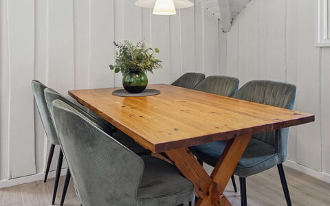 Tenna - 30Km from the Sea: Meubilair, Flooring, Interieur Ontwerp, Verdieping, Tafel, Hout, Stoel, Houten Vloer, Eetkamer, Keuken En Eettafel