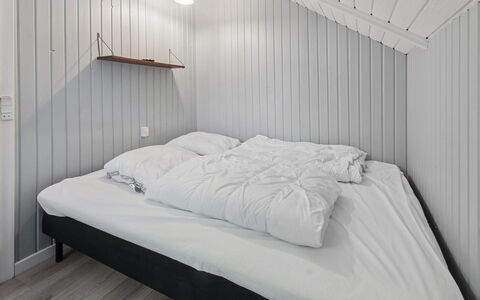 Tenna - 30Km from the Sea: Slaapkamer, Bed, Laken, Hout, Bedding, Verdieping, Flooring, Interieur Ontwerp, Plafond, Linens