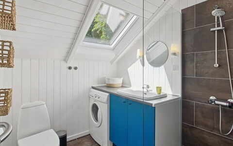 Tenna - 30Km from the Sea: Loodgieterswerkinrichting, Interieur Ontwerp, Flooring, Wastafel, Verdieping, Badkamerkast, Plafond, Kraan, Badkamer, Loodgieter