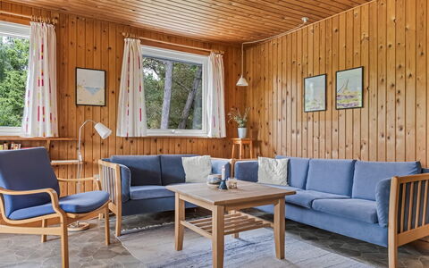 Iivo - 3.5Km from the Sea: Meubilair, Flooring, Interieur Ontwerp, Hout, Verdieping, Bankstel, Kamer, Woonkamer, Plafond, Beits