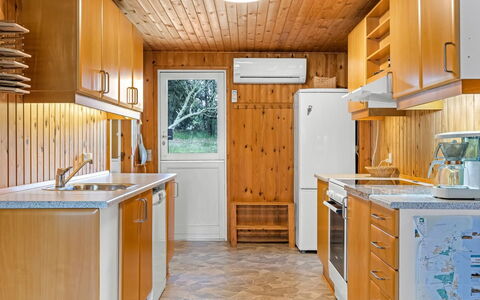 Iivo - 3.5Km from the Sea: Keuken, Countertop, Toestel Van De Keuken, Major Appliance, Hout, Cabinetry, Interieur Ontwerp, Flooring, Plafond, Meubilair
