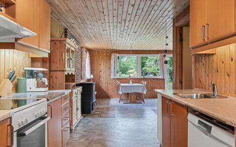 Iivo - 3.5Km from the Sea: Keuken, Hout, Countertop, Plafond, Flooring, Meubilair, Interieur Ontwerp, Cabinetry, Major Appliance, Toestel Van De Keuken