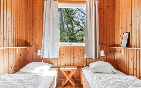 Iivo - 3.5Km from the Sea: Hout, Slaapkamer, Flooring, Interieur Ontwerp, Bed, Verdieping, Plafond, Laken, Hardwood, Meubilair