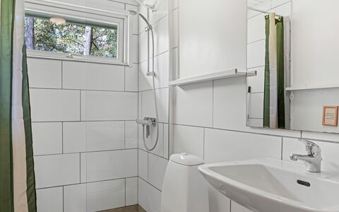 Iivo - 3.5Km from the Sea: Loodgieterswerkinrichting, Interieur Ontwerp, Flooring, Badkamer, Verdieping, Wastafel In De Badkamer, Wastafel, Toilet, Loodgieter, Kraan