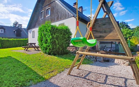 Cerny Dul 400: Huis, Verblijf, Gazon, Tuin, Backyard, Landscaping, Boerderij, Werf, Kunstgras, Eco Hotel