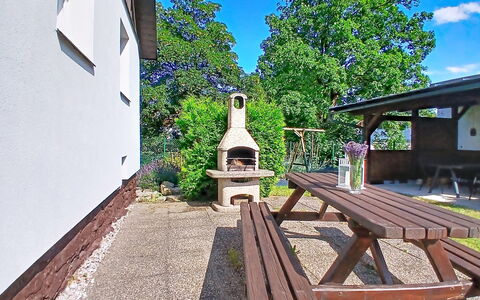 Cerny Dul 400: Meubilair, Buitentafel, Buitenmeubels, Tuin, Openluchtbank, Verblijf, Schaduw, Backyard, Bank, Gazon