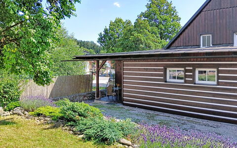 Cerny Dul 400: Gebouw, Hout, Huis, Dak, Siding, Huis, Verblijf, Struik, Tuin, Garden Gebouwen
