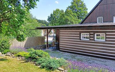 Cerny Dul 400: Gebouw, Hout, Huis, Dak, Siding, Huis, Verblijf, Struik, Tuin, Garden Gebouwen