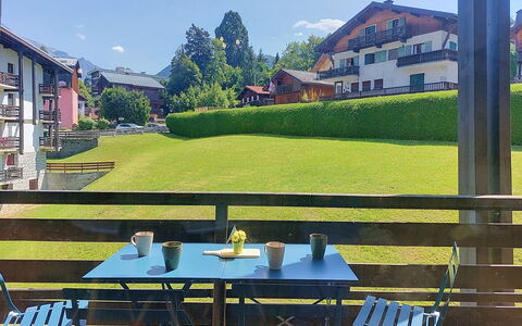 Le Nerey 2: Meubilair, Buitenmeubels, Buitentafel, Schaduw, Balkon, Stoel, Gazon, Werf, Keuken En Eettafel, Landscaping