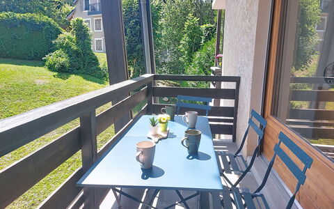 Le Nerey 2: Meubilair, Hout, Buitenmeubels, Tafel, Stoel, Buitentafel, Veranda, Hardwood, Schaduw, Dek